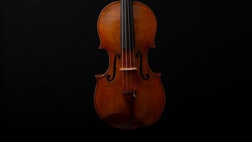 O vioară folosită în filmul Titanic din 1997 a fost vândută pentru 54.000 de lire sterline la licitație