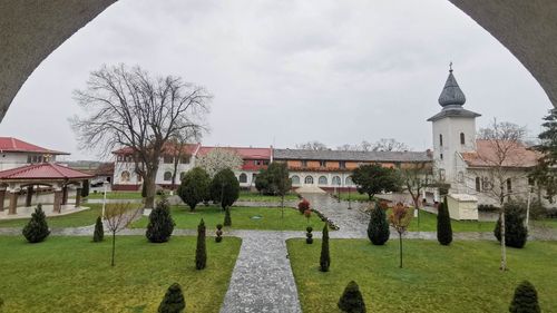 VIDEO Călător în Banat | De la sărăcie la binecuvântare: Povestea mănăstirii Timișeni, una dintre cele mai vizitate așezăminte monahale de lângă Timișoara / Programul pentru slujba de Înviere