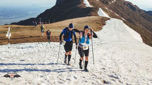 Doi sibieni au alergat din Piața Mare până pe Vârful Negoiu în 10 ore și jumătate / ”Ne-am trezit la patru dimineața. Prima oprire a fost în Tălmaciu, ne-am luat o băutură și ceva de mâncat”