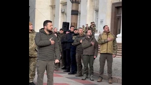 VIDEO Zelenski a cântat imnul național în timp ce steagul Ucrainei a fost arborat deasupra Hersonului