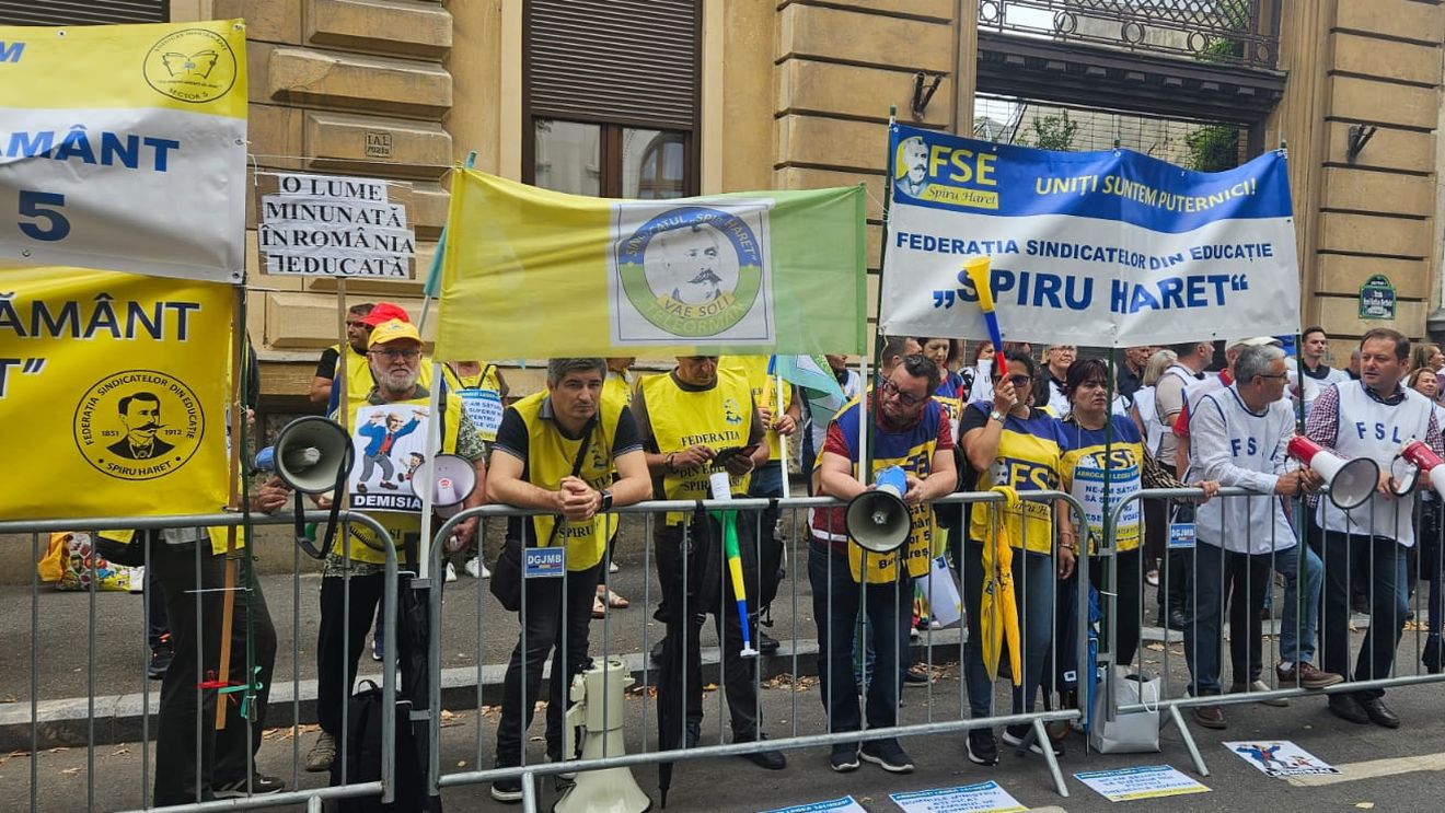 FOTO VIDEO Noi proteste ale sindicatelor din Educație față de Legea Bolojan, organizate marți în fața Ministerului: „Guvernul Bolojan, repetent la educație!”