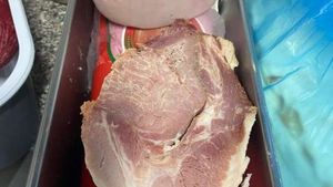 Vila din Lacu Roşu unde copii veniţi în tabără s-au simţit rău, închisă de Protecția Consumatorilor / Au fost găsite produse cu termen de valabilitate depăşit