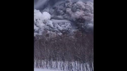 Rusia: Erupția vulcanului Șiveluci a aruncat un imens nor de cenușă peste peninsula Kamceatka