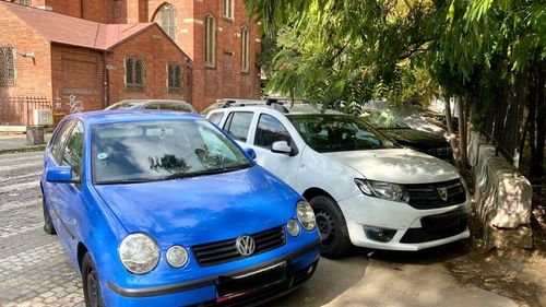 FOTOGALERIE Cum arată trotuarele blocate de mașini din București / Legea prin care trotuarele sunt redate pietonilor merge la promulgare