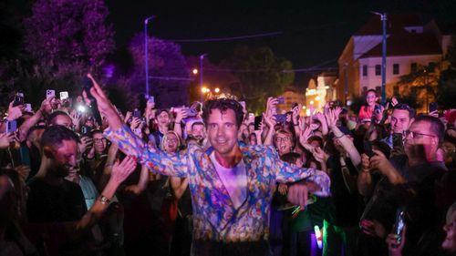 FOTO VIDEO Peste 25.000 de oameni la concertul susținut de Mika la Zilele Timișoarei / Baie de mulțime și mesaje transmise în română de artistul libanezo-britanic