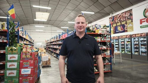 VIDEO | De la Sarmale la Tapas | Răzvan Fodor, manager al magazinului-depozit „Balcan Aliment Zaragoza”: „În Zaragoza vara sunt 40 de grade. Ce poate fi mai bun decât o salată cu roșii și telemea românească?”