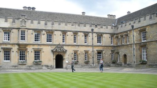 Școlile din Anglia s-au redeschis, elevii vor fi testați, cu acordul părinților, de trei ori în primele două săptămâni / Masca va fi obligatorie și în timpul orelor