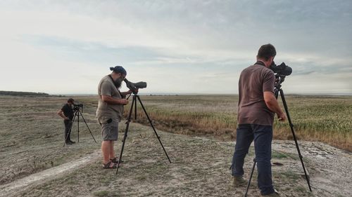 85 de specii de păsări şi-au mutat cuiburile în zona oraşului Buzău, în crăpăturile blocurilor, în pini, în grămezi de nisip