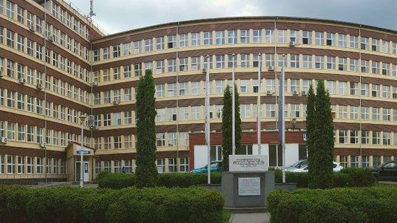 Zeci de localnici au protestat faţă de includerea Spitalului Municipal Hunedoara în circuitul COVID
