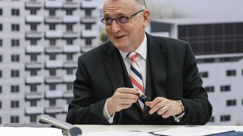 Sorin Cîmpeanu se contrazice și îi acuză de politicianism pe cei care critică eliminarea burselor sociale de 200 de lei pentru liceenii din sate care învață în altă localitate, pe care tot ministrul le-a introdus la începutul anului