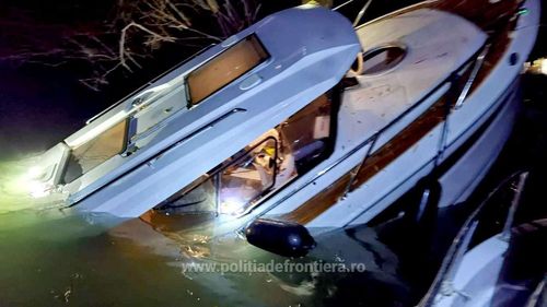 Trei turiști au fost salvați vineri seara după ce barca în care se aflau s-a scufundat, pe braţul Chilia, în zona canaluli Bâstroe