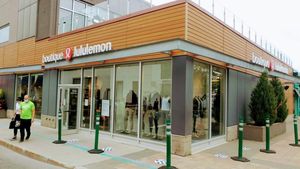 Compania Lululemon, evaluată la 45 de milliarde de dolari, este acuzată de ipocrizie după promovarea unui tutorial "de rezistență la capitalism"