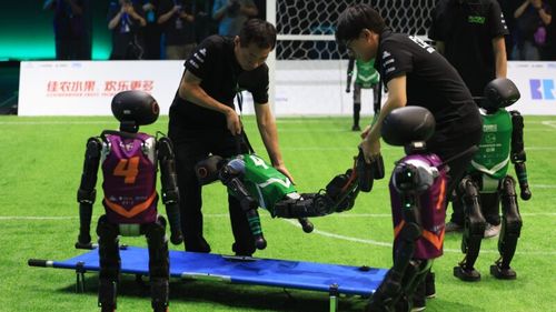 Fotbalul între roboți umanoizi controlați de AI stârnește în China un interes mai mare decât echipa națională
