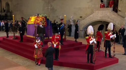 VIDEO Nepoţii reginei Elizabeth a II-a au vegheat la catafalcul monarhului, într-o ceremonie sobră