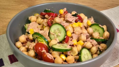 Salată mediteraneeană cu ton, năut și legume crocante