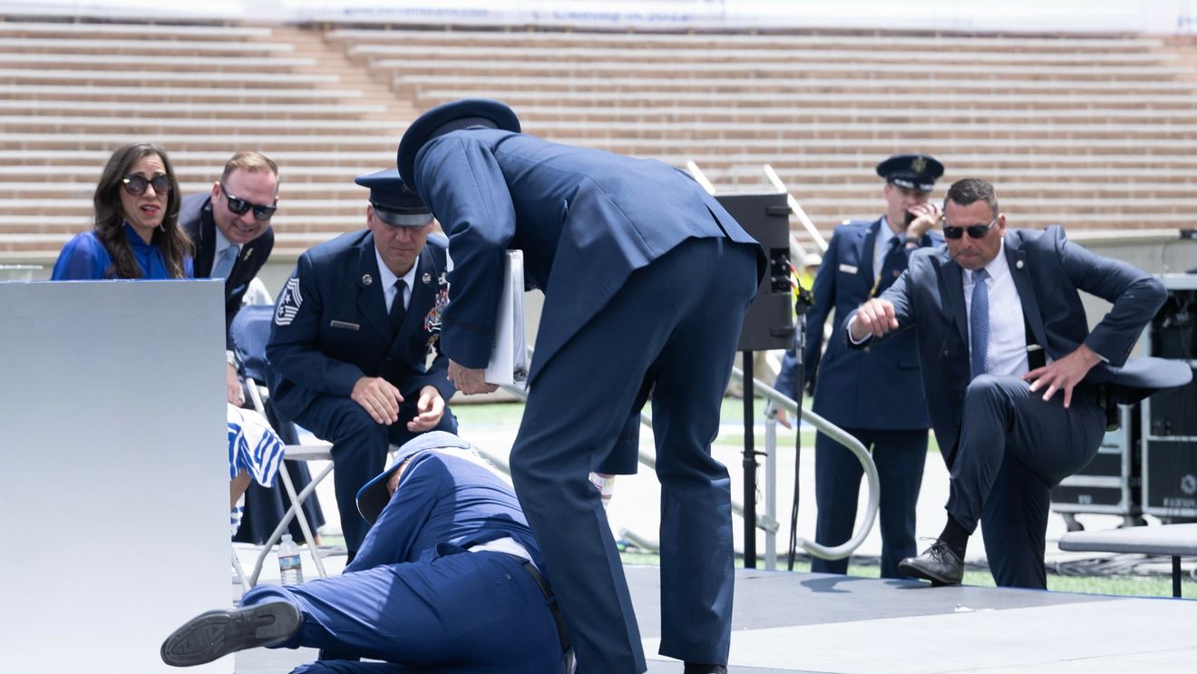 VIDEO Momentul când Joe Biden cade pe scenă în timpul unei ceremonii militare/ Casa Albă a transmis că președintele SUA se simte bine după căzătură
