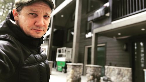 Actorul Jeremy Renner a fost strivit de plugul de zăpadă în timp ce încerca să-l salveze pe nepot, se arată în raportul şerifului