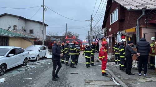Explozie la o casă din Capitală / Două victime conștiente au fost preluate de echipajele medicale