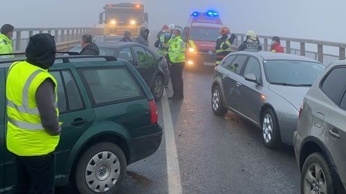 Efectele carambolului cu 20 de mașini: Compania de Autostrăzi, amendată cu 14.500 de lei pentru că nu a curățat poleiul