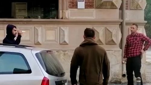 VIDEO Un bărbat care amenința doi polițiști cu un cuțit a fost dus la sediul Secției 1/ Polițiștii au deschis dosar penal pentru amenințare