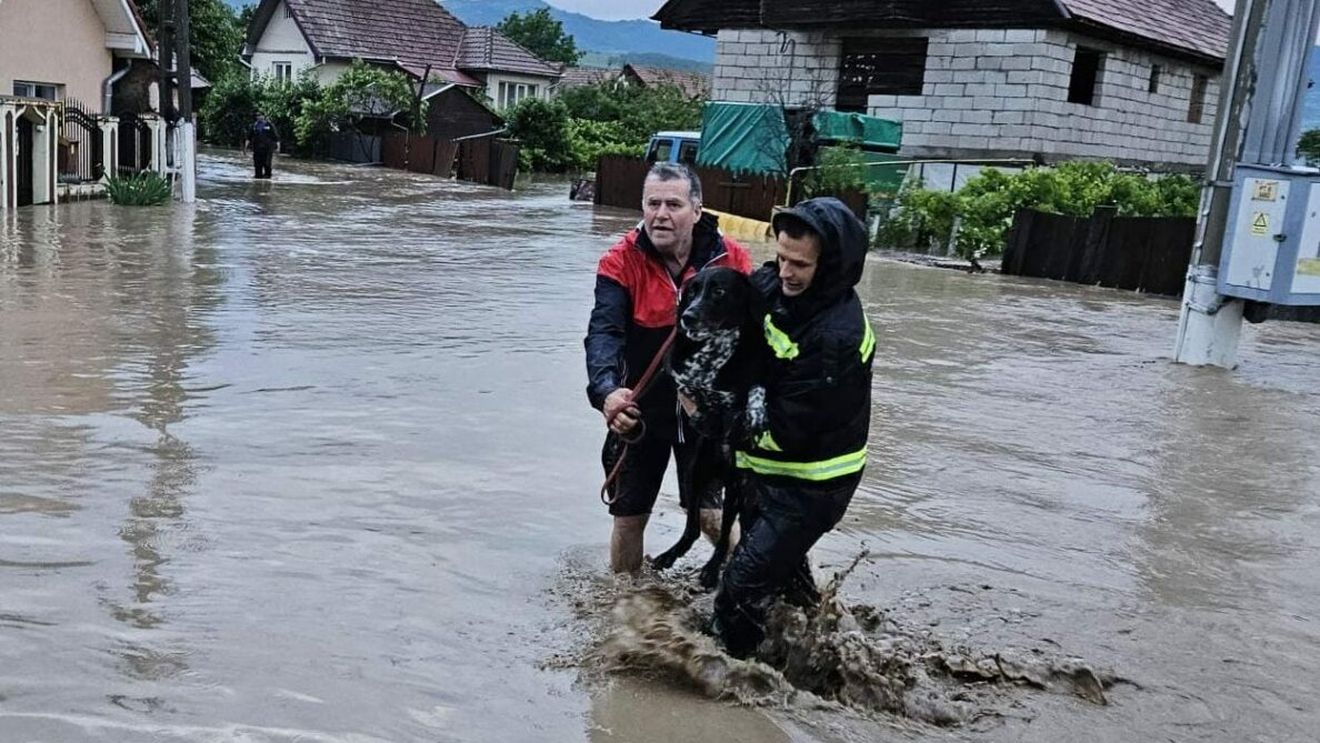 4.300 de pompieri au intervenit la inundațiile care au afectat vestul României. 204 case au fost afectate de ape