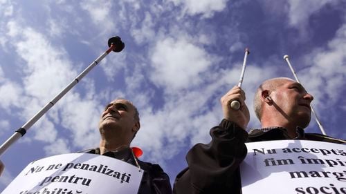 Premierul se întâlneşte cu reprezentanţii asociaţiilor de nevăzători, care protestează în fața Guvernului