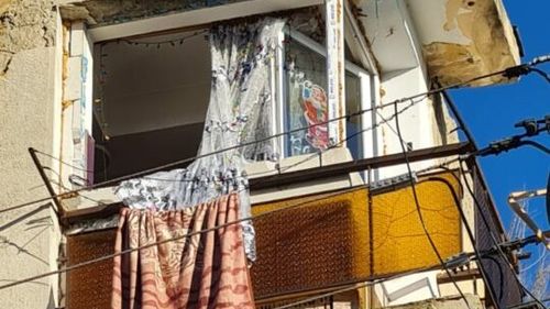 O butelie a explodat într-un bloc din județul Iași/ Un copil de doi ani a fost dus de familie la spital