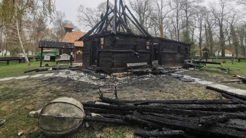 VIDEO&FOTO Povestea bisericii de aproape 300 de ani, mistuită de flăcări în curtea Muzeului Satului Bănățean / „Avea un grad de autenticitate pe care nu-l vom mai putea recupera complet, chiar dacă o vom restaura. Din fericire, pictura interioară fusese deja scoasă”