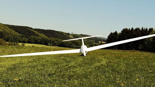 UPDATE Un planor a căzut în apropierea unui aerodrom din Bihor/ Pilotul a murit