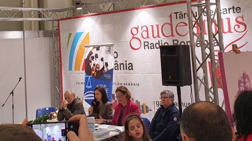 ”Eveniment suprarealist” la Gaudeamus: Mircea Dumitru, vicepreședinte al Academiei Române, alături de Dan Puric, vorbind despre o carte de educație fizică / Momentul e semnalat de istoricul literar Mihai Iovănel: ”Sintetizează specificul național„