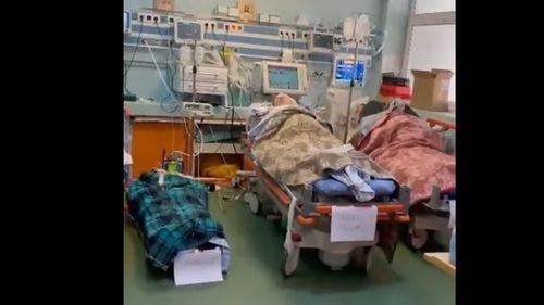 VIDEO Imaginile neputinței din spitale: bolnavi Covid tratați pe jos la Spitalul Universitar din București. Unitatea nu mai are locuri, e copleșită de pacienți și de cadavre