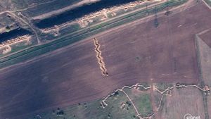 Imagini din satelit arată noi tranșee rusești în nordul Crimeei, aproape de granița cu regiunea Herson