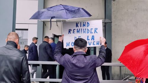 Marcel Ciolacu, întâmpinat la Bacău de câțiva protestatari, inclusiv membri USR, care i-au reproșat declarațiile despre moldoveni: ”Marcele, te mai rușinezi cu moldovenii? / Kind reminder de la moldoveni”