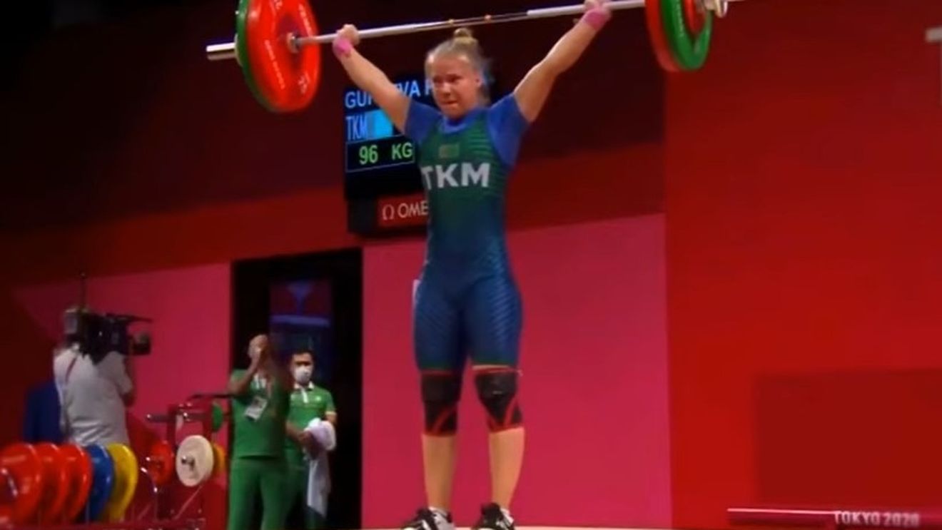 VIDEO Prima medaliată olimpică a Turkmenistanului a primit un apartament, o maşină de lux şi 50.000 de dolari