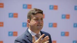 Deputatul Alexandru Dimitriu (USR): Constituţia este foarte clară: desemnarea unui candidat pentru funcţia de prim-ministru trebuie să fie precedată de consultarea partidelor parlamentare. Tocmai în momentele dificile, regulile constituţionale trebuie respectate cu stricteţe
