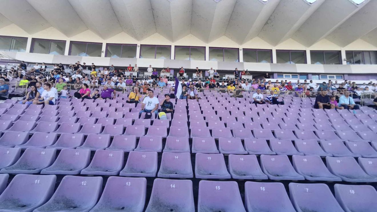 VIDEO&FOTO Ultimul fluier pe bătrânul stadion „Dan Păltinișanu” din Timișoara. Meci de old-boys între Poli și Rapid pe arena care va fi dărâmată