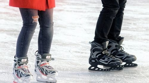 Patinoar cu brad în mijloc, de Crăciun, în Brașov / Au început pregătirile pentru sărbătorile de iarnă / Jumătate de milion de lei doar pentru funcționarea patinoarului