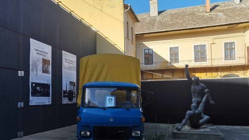 FOTO Memoria singurului martir maghiar al Revoluției din România este păstrată în țara vecină. Camioneta în care a fost împușcat, la Arad, a fost restaurantă și expusă într-un muzeu al comunismului