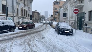 Nicuşor Dan le cere primarilor de sector să intervină de urgenţă pe străzile laterale şi trotuare pentru degajarea zăpezii / ”Acum ninge, ar trebui să demonstreze că nu au primit bani degeaba”