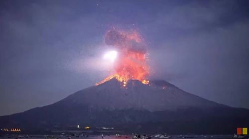 Alertă in Japonia privind cădere de cenuşă după o erupţie vulcanică / ”Folosiți umbrele sau măşti şi  conduceţi cu viteză redusă”
