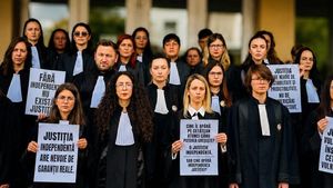 Grefierii din instanțe și parchete suspendă protestele, dar se pregătesc de grevă