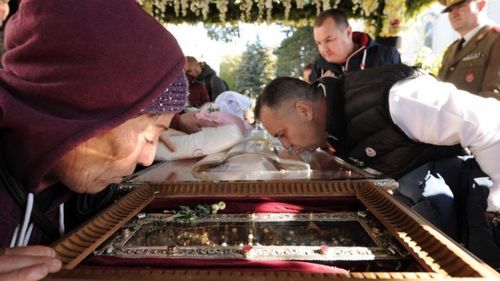 Pelerinajul religios de la Iaşi: 9.000 de oameni stau la rând, iar timpul de aşteptare a crescut la şase ore / O slujbă a fost oficiată în Catedrală de ÎPS Teofan şi de doi episcopi din Basarabia
