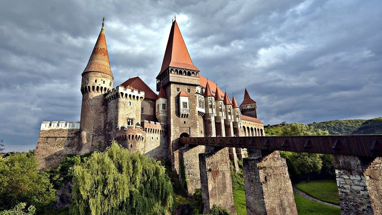 Cavalerul de pe Turnul Buzdugan de la Castelul Corvinilor, coborât pentru restaurare