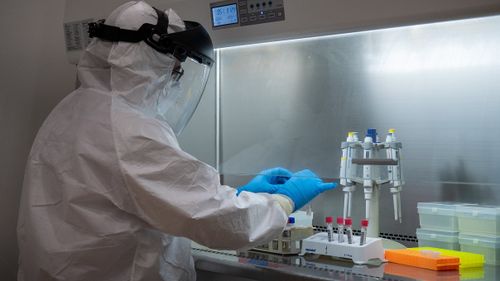 INTERVIU Ștefan Dascălu: Varianta Coronavirus Omicron mai infecțioasă decât Delta, dar mai blândă - o armă cu două tăișuri