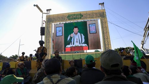 Liderul rebelilor houthi promite să continue atacurile în Marea Roșie: Loviturile britanice și americane „nu ne sperie”