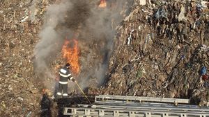 Incendiu la groapa de gunoi din Sighişoara/ Un focar s-a reaprins, a doua oară în acest weekend