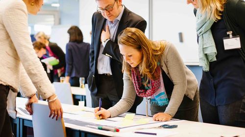 Carmen Abril, profesor de EMBA: „Formarea continuă a executivilor trebuie să aibă loc în afara companiei” (P)