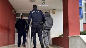 Manelist plasat sub control judiciar într-un dosar de înşelăciune / E acuzat că a luat 2.000 de euro pentru a-i cânta la nuntă, dar nu a mai ajuns la eveniment / A fost prins pe aeroport