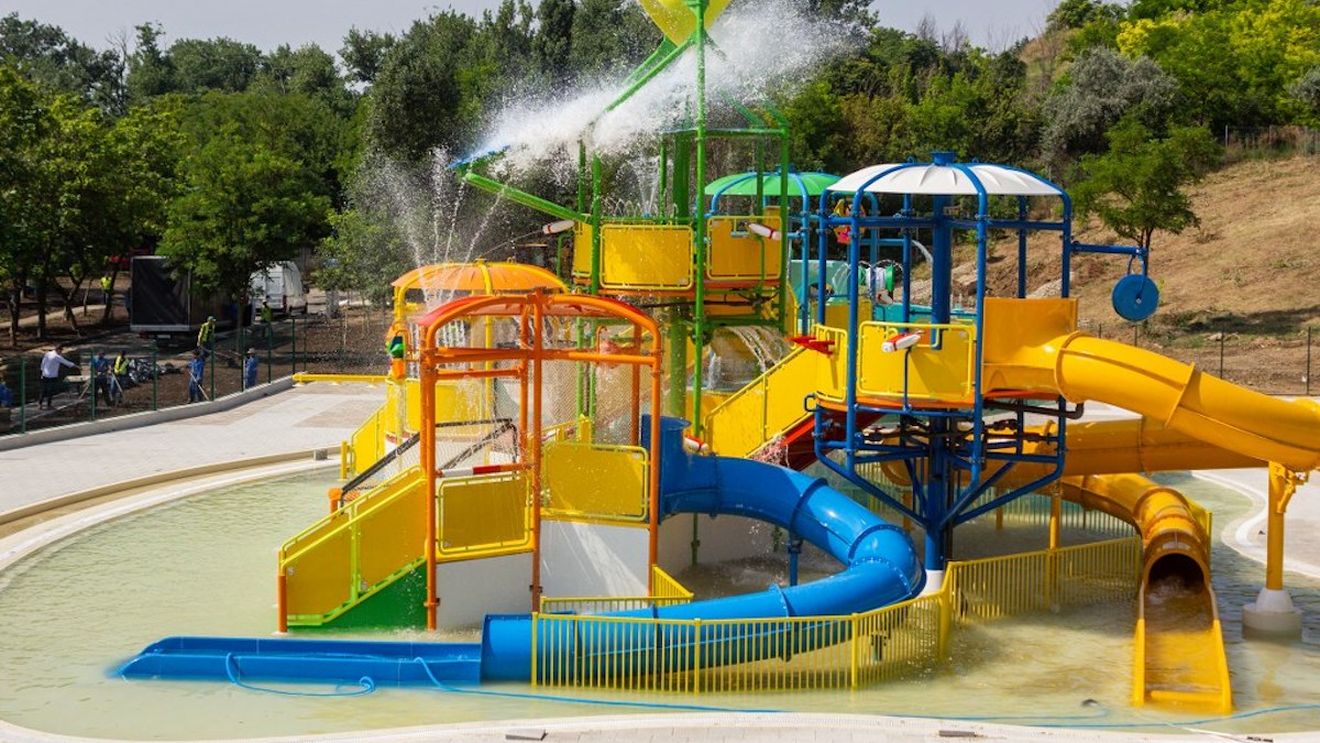 UPDATE Aglomerație la deschiderea ”celui mai mare aqua-park din sud-estul României” / A fost inaugurat, sâmbătă, în locul unei plaje închise de DSP în urmă cu 7 ani. Investiție de 6 milioane de euro
