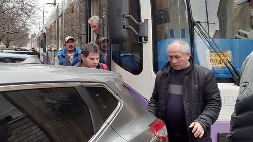 Mașină mutată pe sus de călători, după ce șoferul autoturismului a blocat circulația tramvaielor, la Timișoara